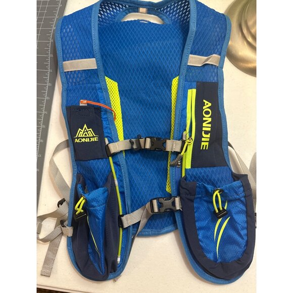 Aonijie Hydration Running Backpack Vest With Pockets & Adjustable Straps - Picture 3 of 3